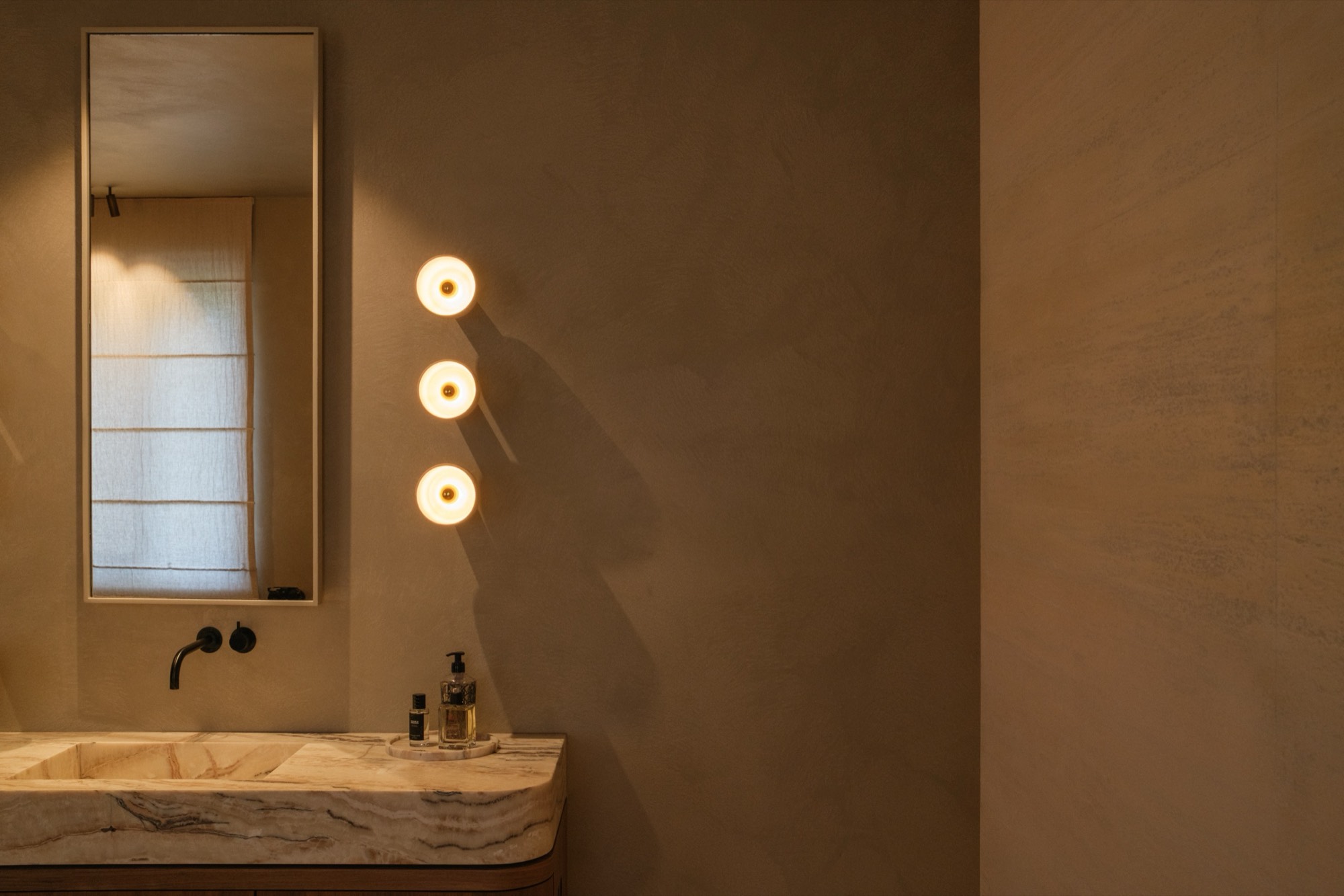Badkamer met drie keramische wandlampen