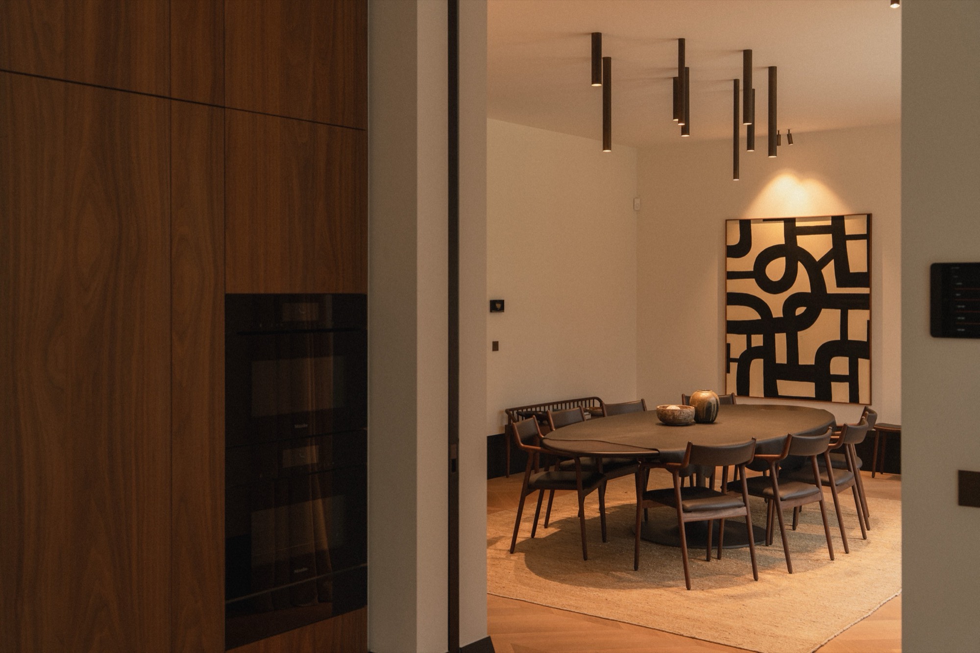 Eetkamer met hangende spots