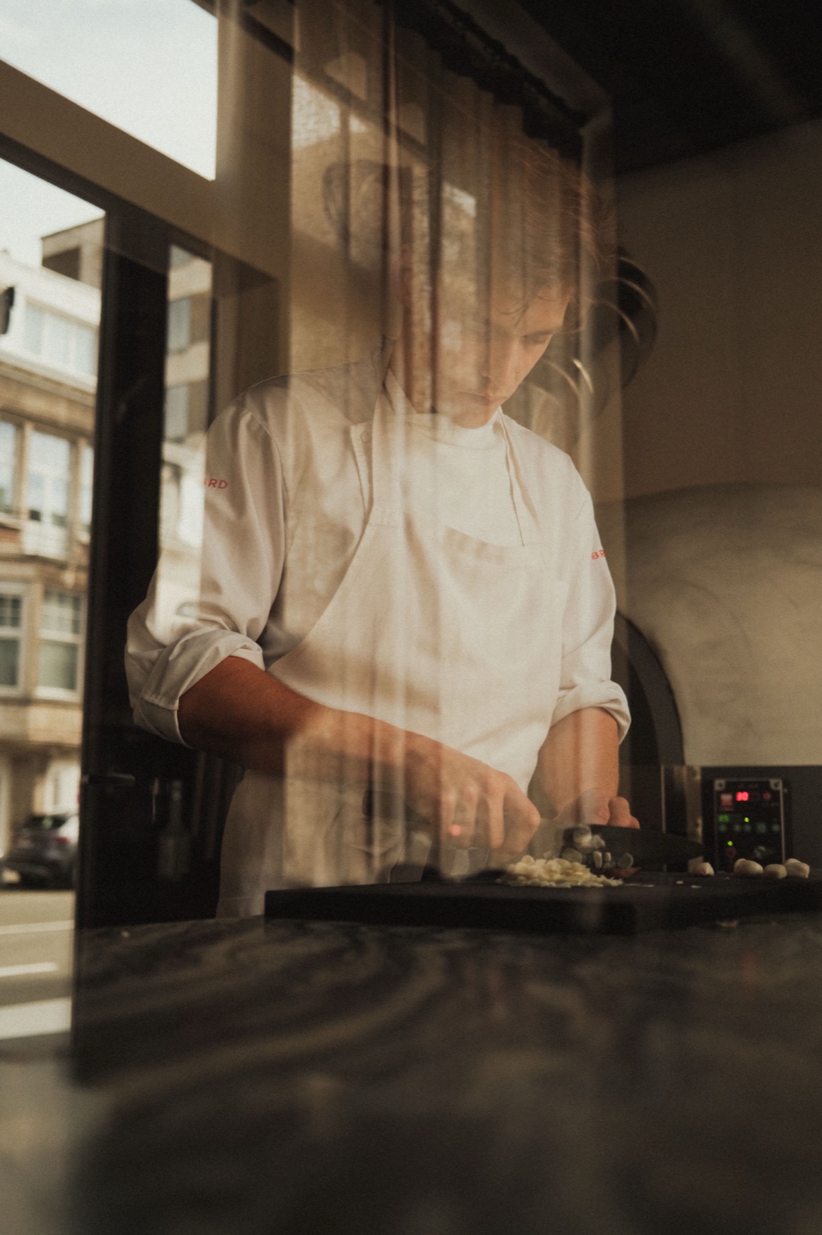 Chef achter het raam