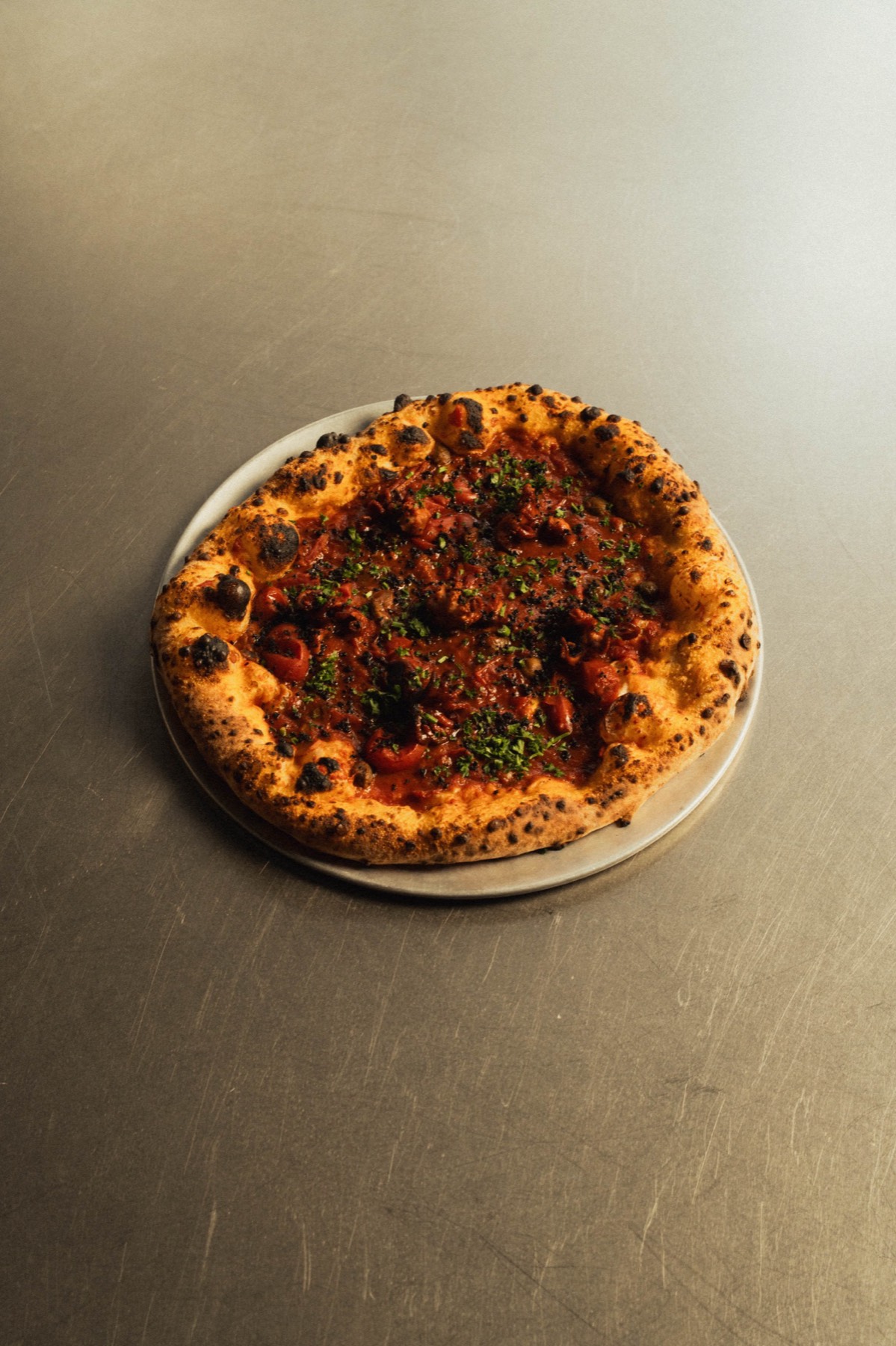 Pizza op een metalen bord