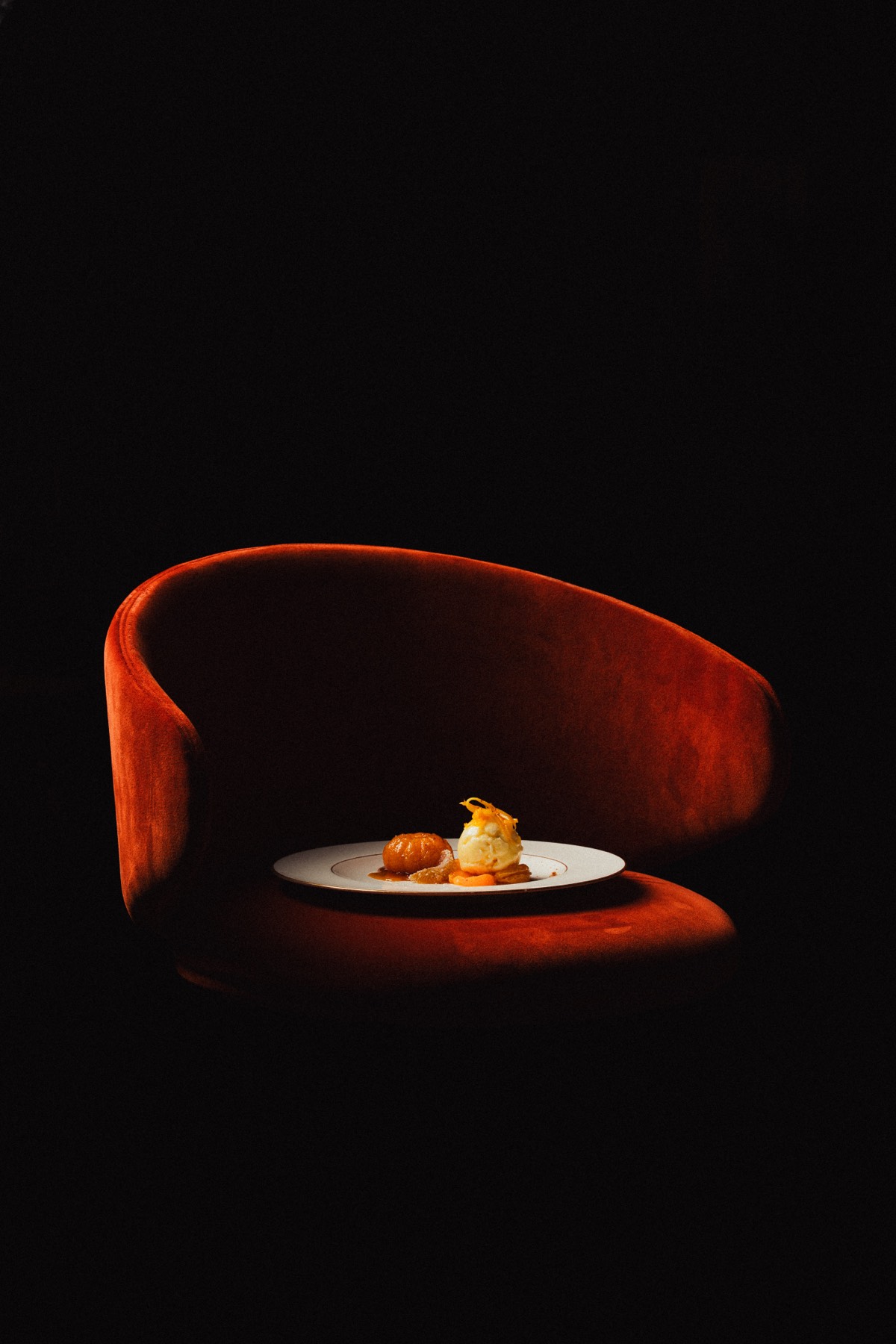 Dessert op een fluwelen stoel