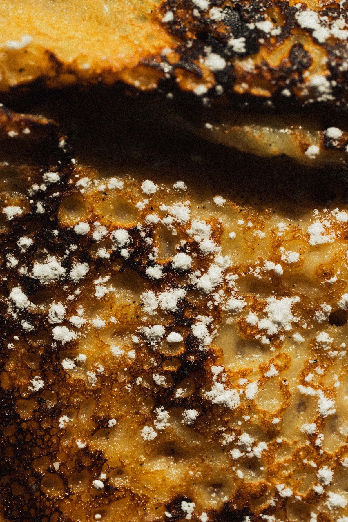 Detail van een crêpe met poedersuiker